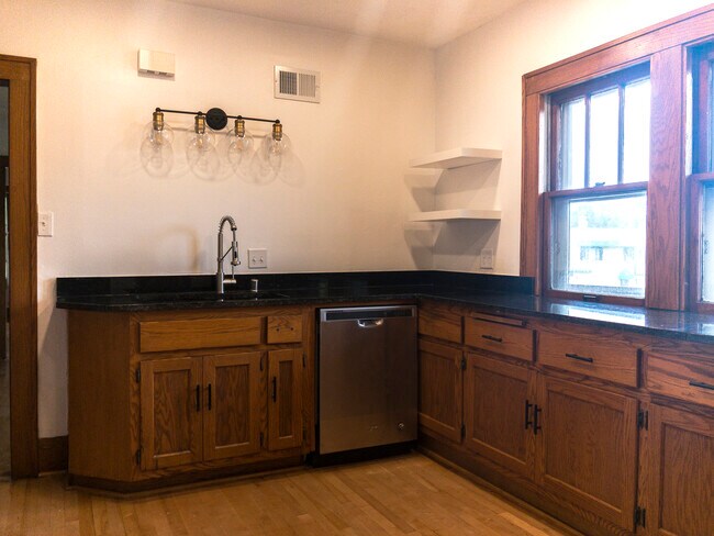 Foto del edificio - 5917 W Bluemound Rd