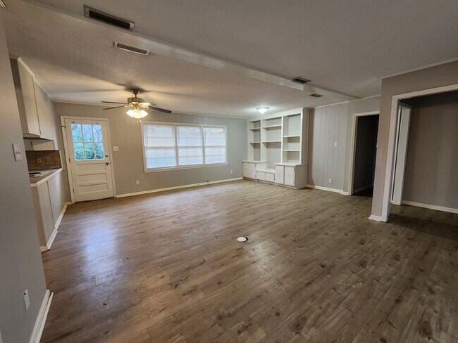 Foto del edificio - Spacious & Inviting 4-Bedroom Brick Home with Fenced Backyard in Valdosta!