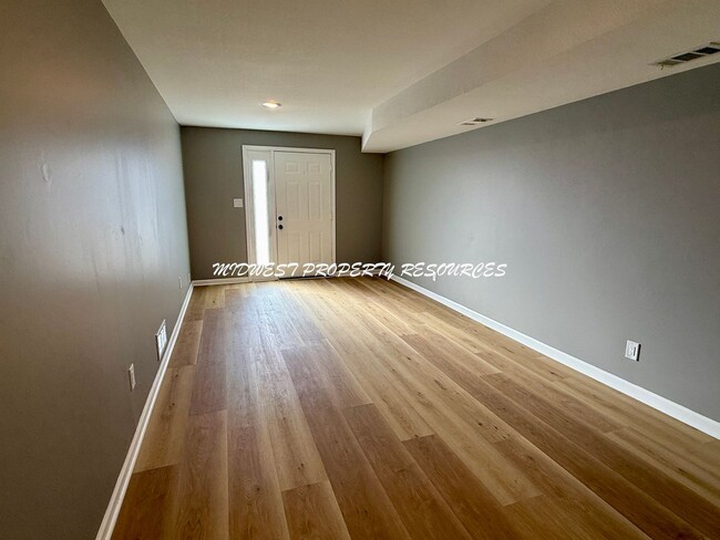 Foto del edificio - Large 2 Bedroom/1 Bath Duplex in Lee's Summit