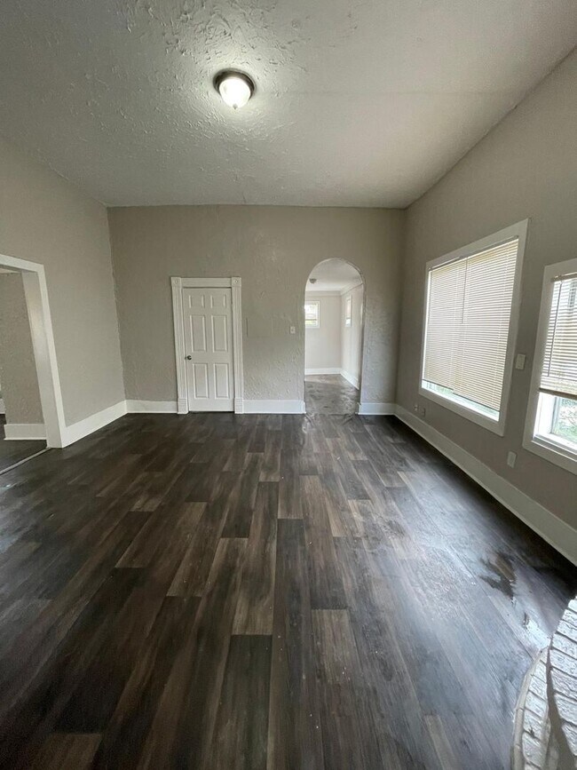 Building Photo - Great 4/2 property with recent updates!