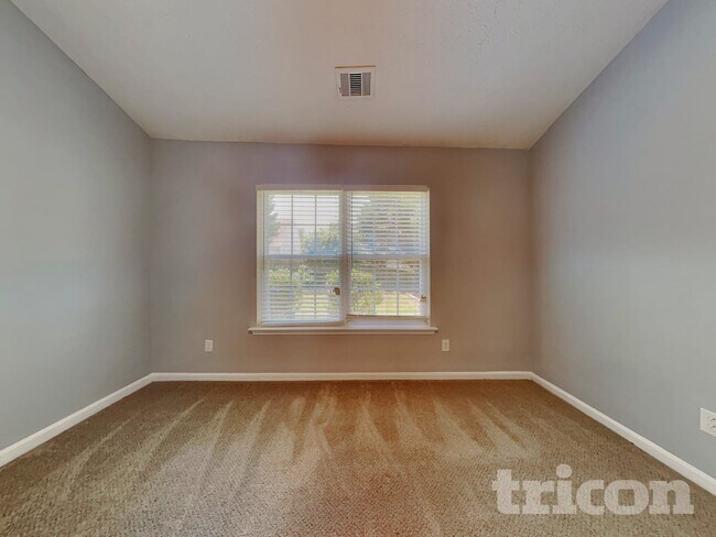 Foto del edificio - 129 Silver Fox Trail