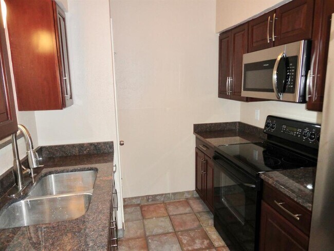 Building Photo - 2727 Shelby Ave