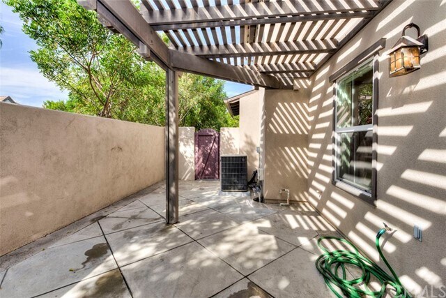 Building Photo - 20 Sklar St