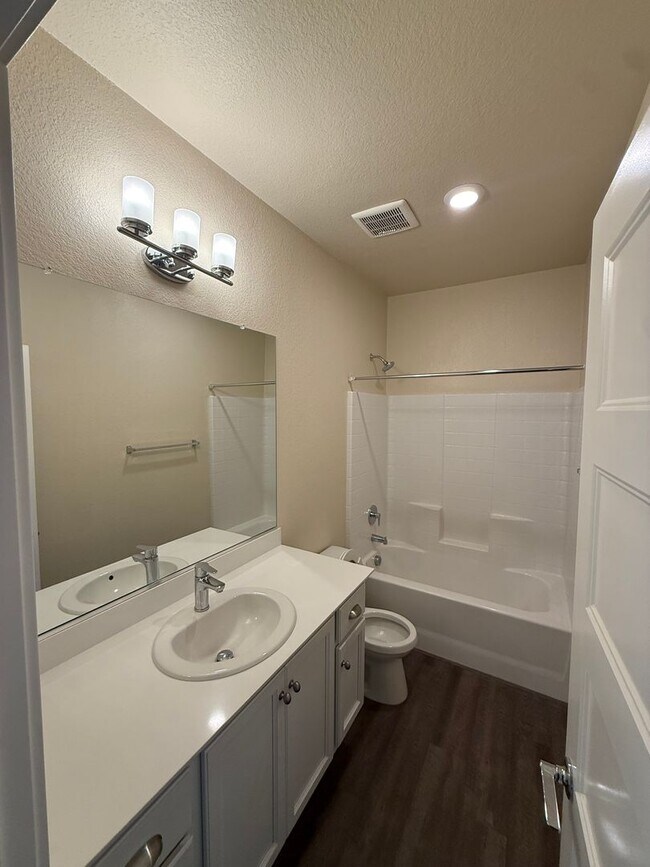 Foto del edificio - 2 bed | 2.5 bath | 1238 SF | 1 Car Garage | Two Story | Tenant pays $175 monthly for WS&G