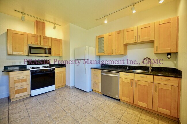 Building Photo - Great Location in This Top Floor Unit in a...