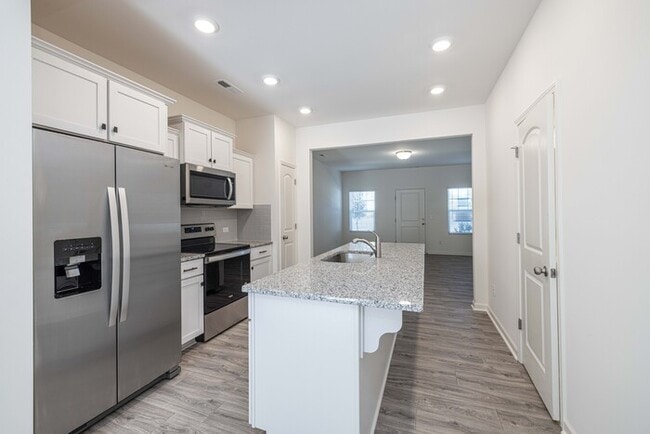 Building Photo - 2 BD Townhome Main Street Pineville -New Year's Special 1 Month Free!