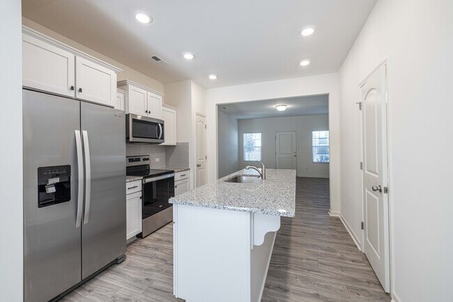 Foto del edificio - 2 BD Townhome Main Street Pineville -New Year's Special 1 Month Free!