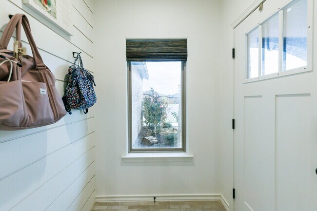 Building Photo - Custom Home in a Cul-de-sac!!