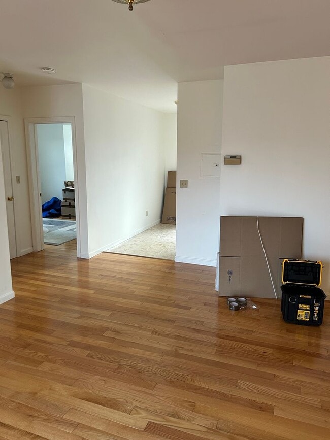 Building Photo - 2Br/1Bth, ready to move in, Great Locaton. Laundry in building