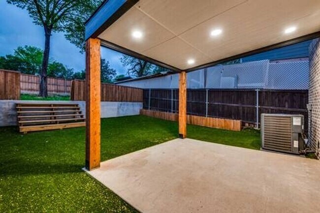 Building Photo - Stunning 3BR  3.5 Bath Townhome in Dallas ...