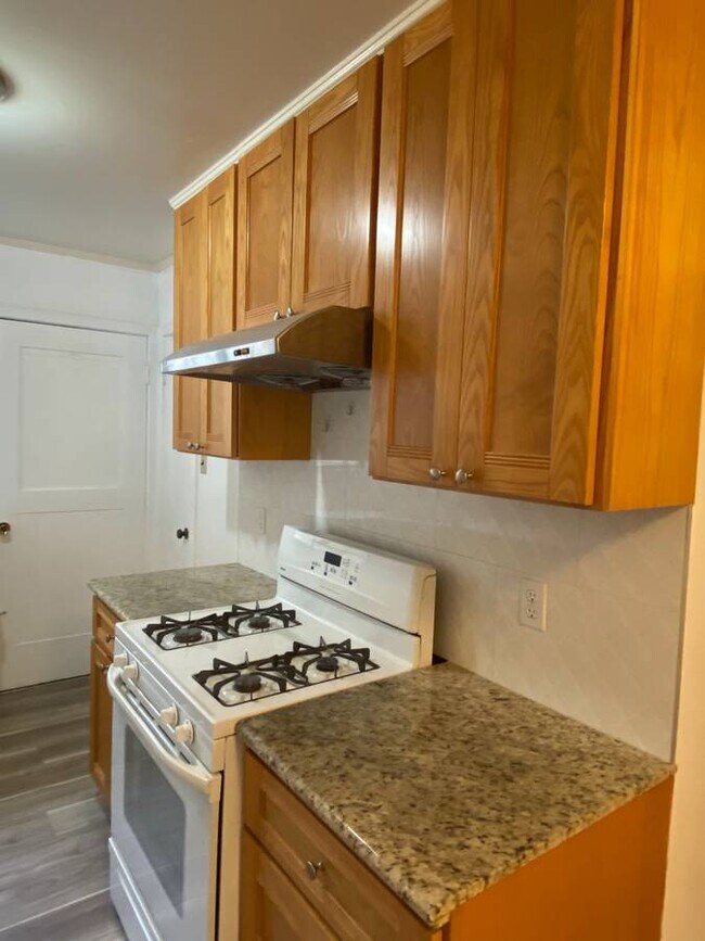 Building Photo - 712 8th Ave