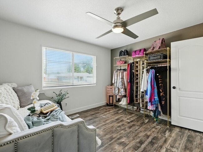 Building Photo - 823 Sequoia Dr