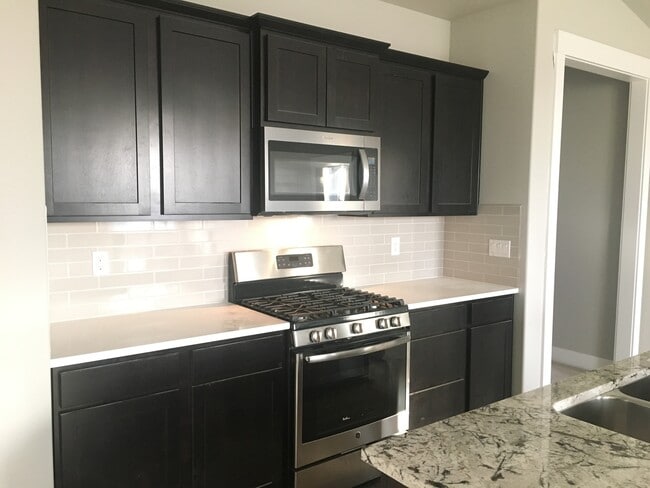 Building Photo - Don't Miss Out On This Five Mile Area 3 Be...