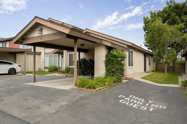 Foto del edificio - End Unit Townhome with Private Patio