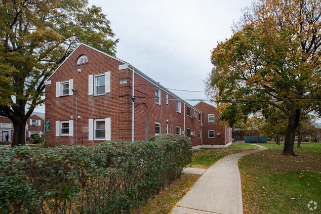 Building Photo - Glen Oaks Village