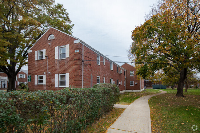 Building Photo - Glen Oaks Village II