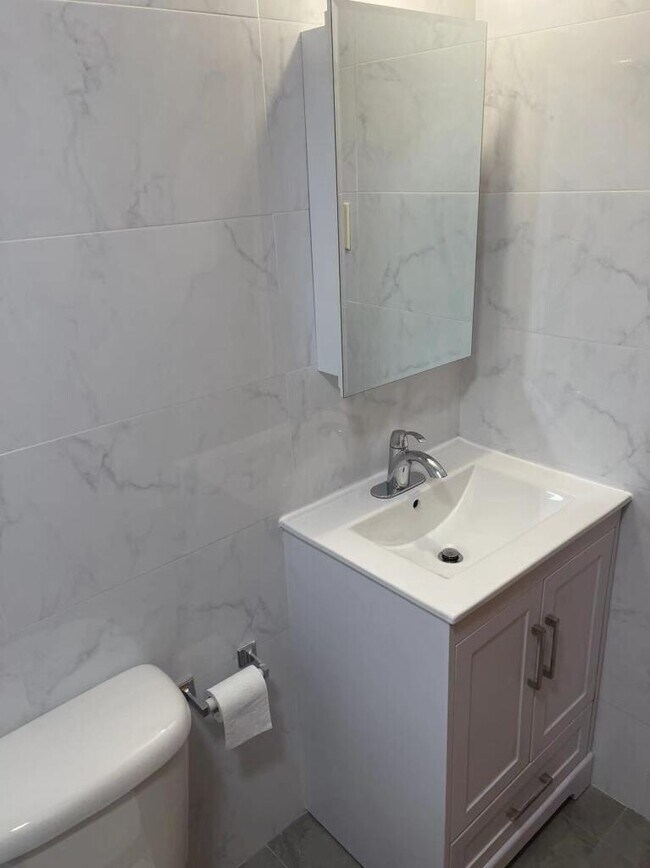 Foto del edificio - 2417 E 1st St