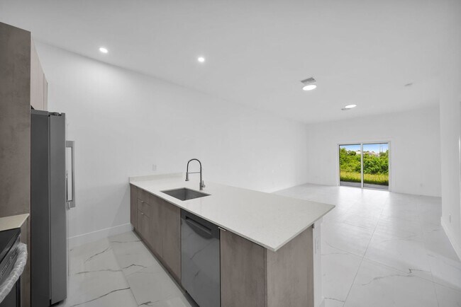 Foto del edificio - 747/749 ALABAMA RD S LEHIGH ACRES FL 33974