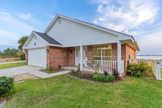 Foto del edificio - 742 Saltair Ln