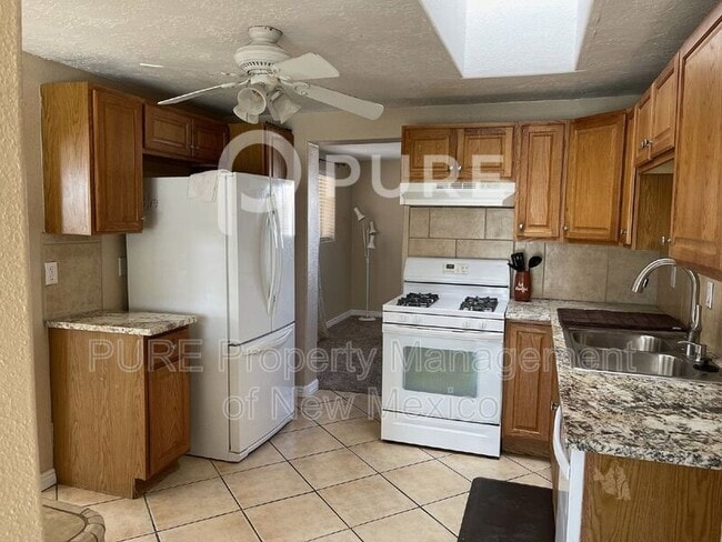 Foto del edificio - 5006 Headingly Ave NE