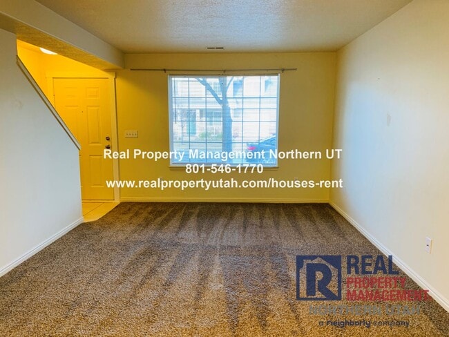 Building Photo - 3 Bedroom, 2.5 Bath Townhome Now Available