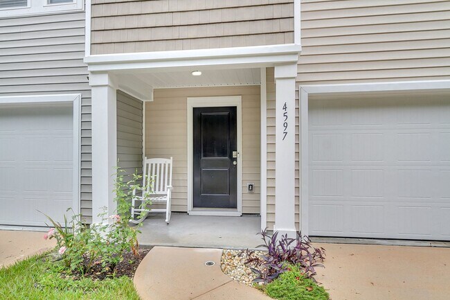 Building Photo - Wonderful North Charleston Townhome