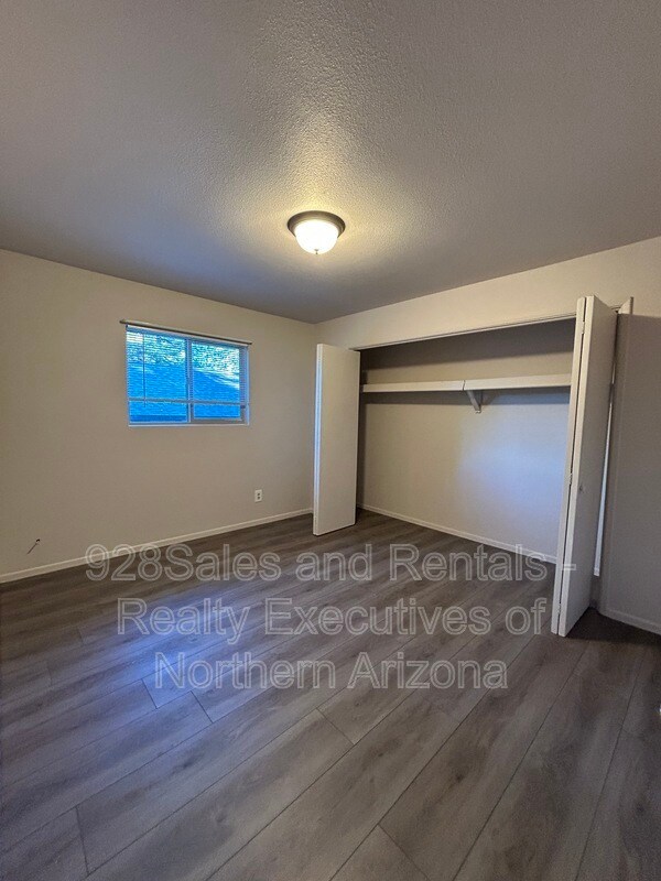 Foto del edificio - 906 W Summit Ave