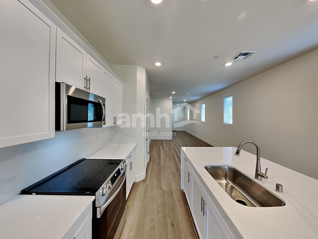 Foto del edificio - 510 Silverbell Fls Pl