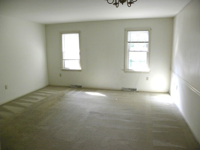 Building Photo - 1621 Chadwick Cir