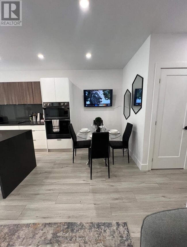 Building Photo - 16 Minto St