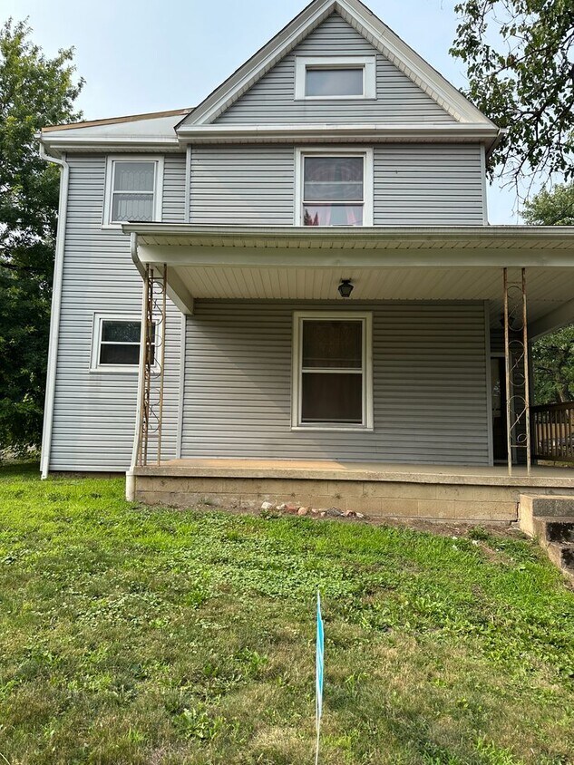Primary Photo - Buchtel Ave 605 E.