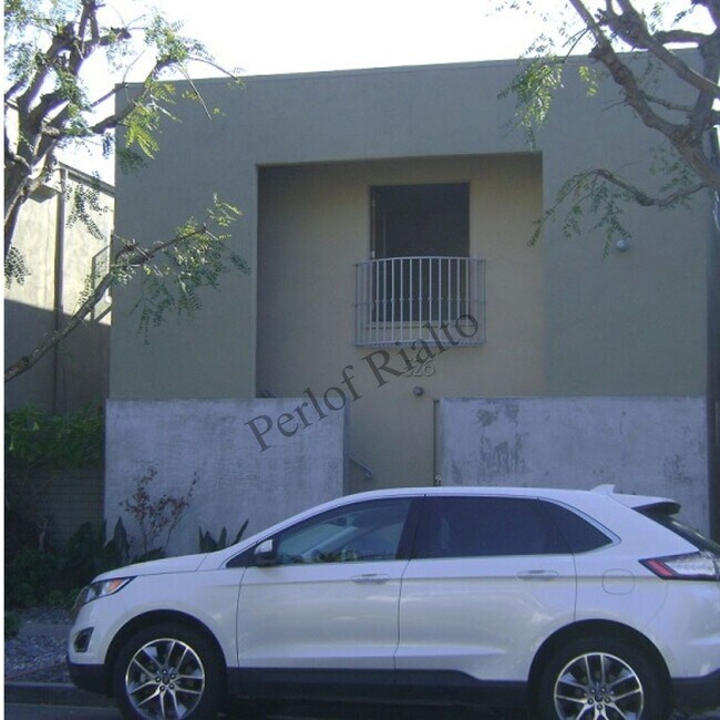 Front - 526 Rialto Ave