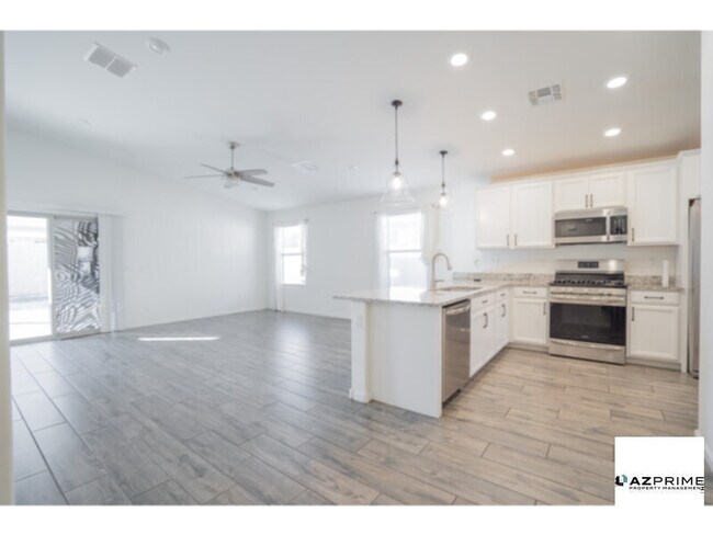 Foto del edificio - Step Into Unrivaled Comfort And Style With This Like-New 3/2 Phoenix Gem.
