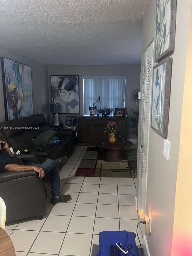 Foto del edificio - 560 NW 114th Ave