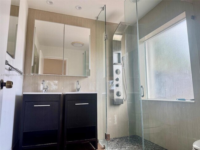 Foto del edificio - 18645 NW 54th Ct