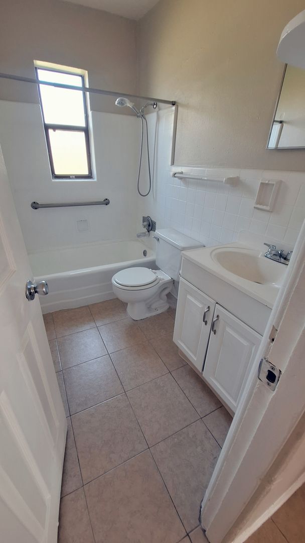 Foto del edificio - 2 Bedroom duplex with garage, Washer and D...