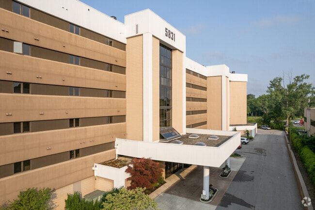 Building Photo - Fairways Condominium
