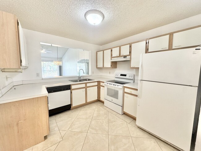 Building Photo - ** NEWCASTLE ** BERKSHIRE LAKES ** 3 BED /...