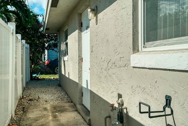 Building Photo - 915 S N St