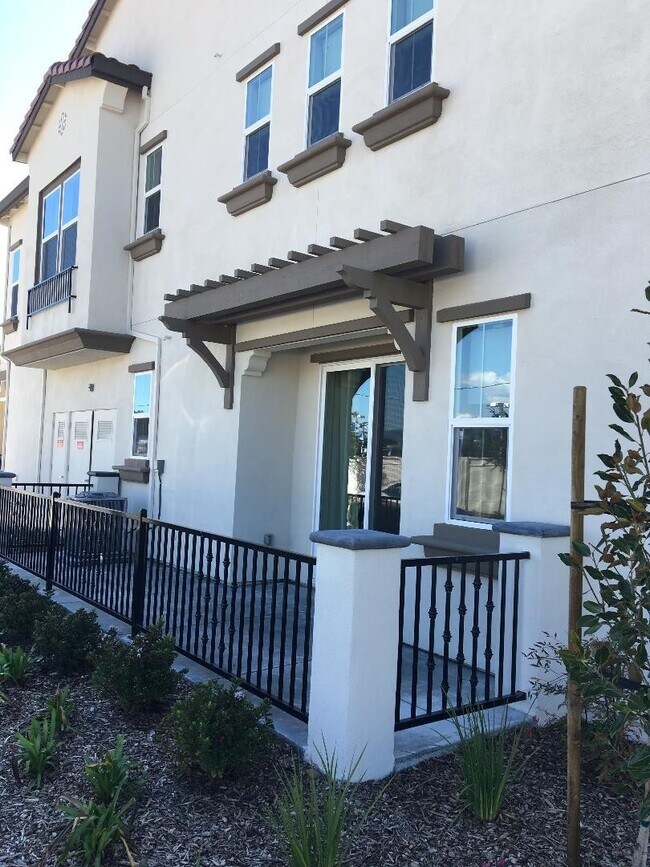 Building Photo - Elegant 3 Bedroom Smart Home!