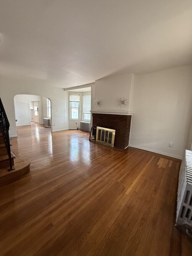 Foto del edificio - Comfortable 3BR Home Near Transportation – Available Now
