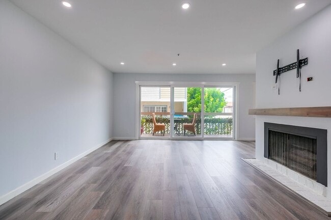 Foto del edificio - 230 S Catalina Ave