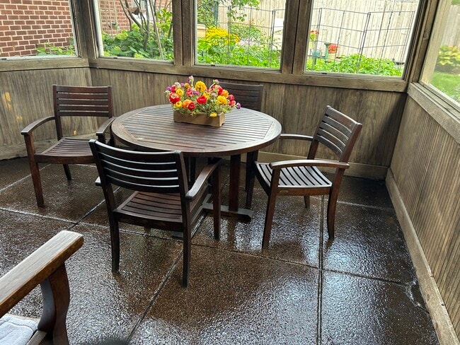 Porche con mosquitero - 220 W Harris Ave