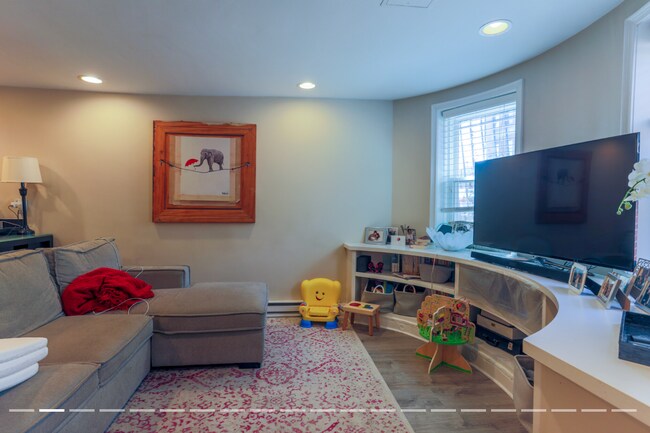 Foto del edificio - 108 E Brookline St