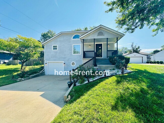 Building Photo - Overland Park Raised Ranch, Primary Suite on the Main Level, Updated Kitchen and Fenced Yard!