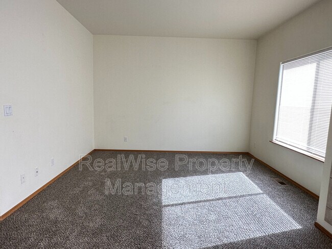 Building Photo - 1556 SW Reindeer Ave