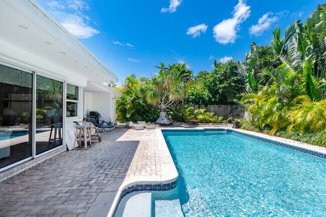 Foto del edificio - 654 Hampton Ln