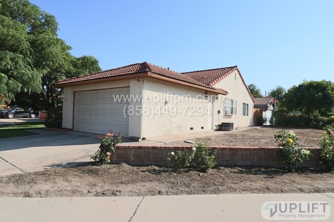 Foto del edificio - 3 Bed, 2 Bath Home w/ Central HVAC, 2 Car ...