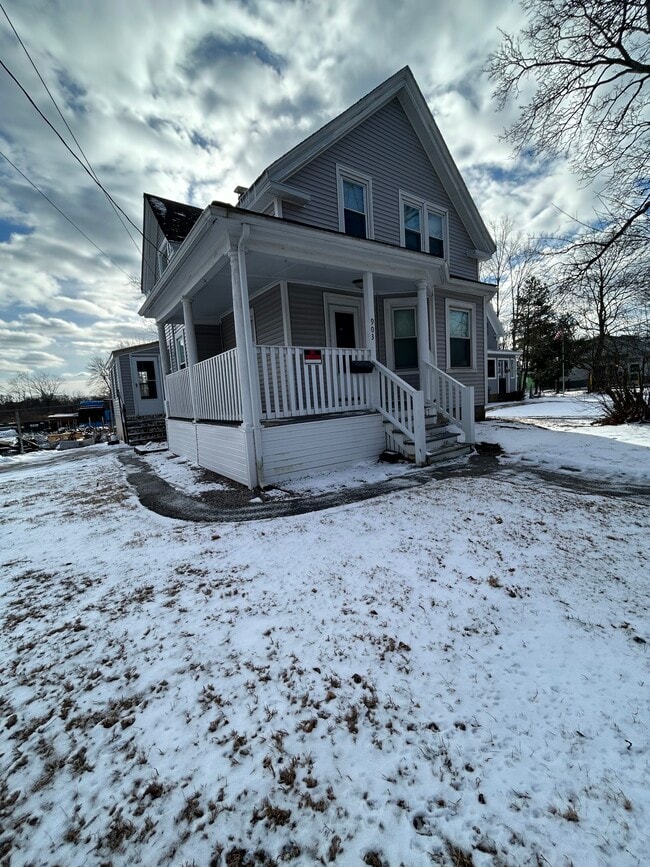 Building Photo - 903 Centre St