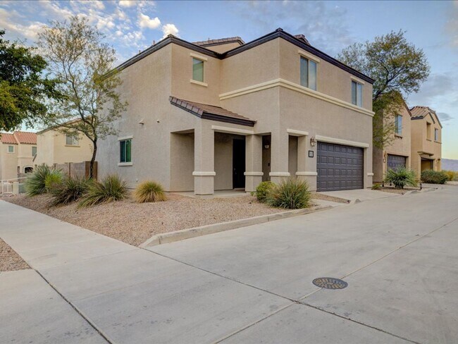 Building Photo - 4 Bedroom 2.5 Bathroom COMMUNITY POOL!